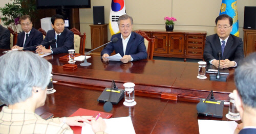 문재인 대통령이 21일 청와대 여민관에서 열린 남북정상회담 준비위 2차 회의를 주재하고 있다. 연합뉴스